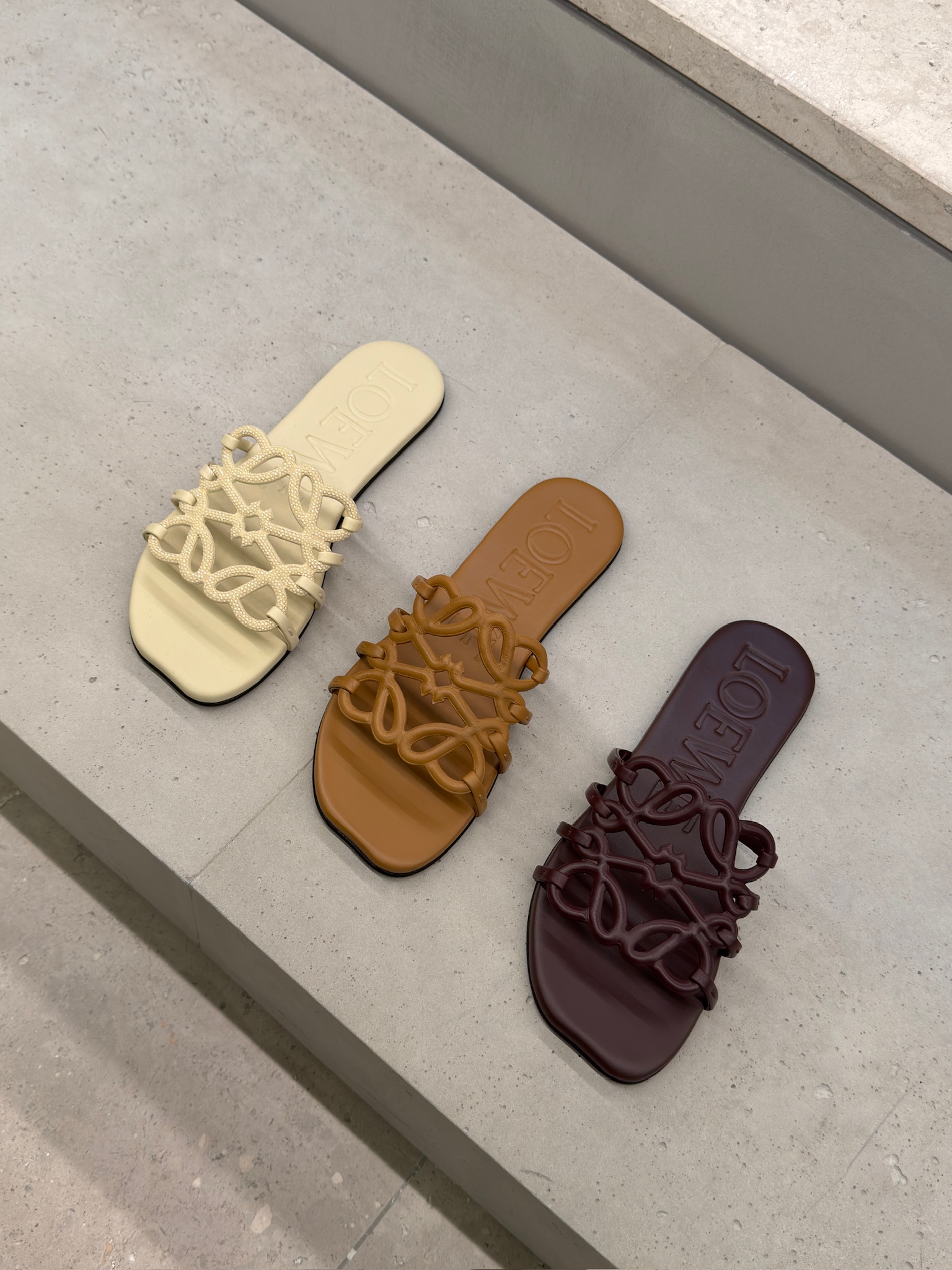 Petal Anagram Slide Loewe